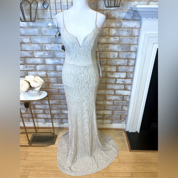 City Triangles White & Silver Fitted Mermaid Style Formal Gown with Mask, Sz. 3 - Picture 6 of 15